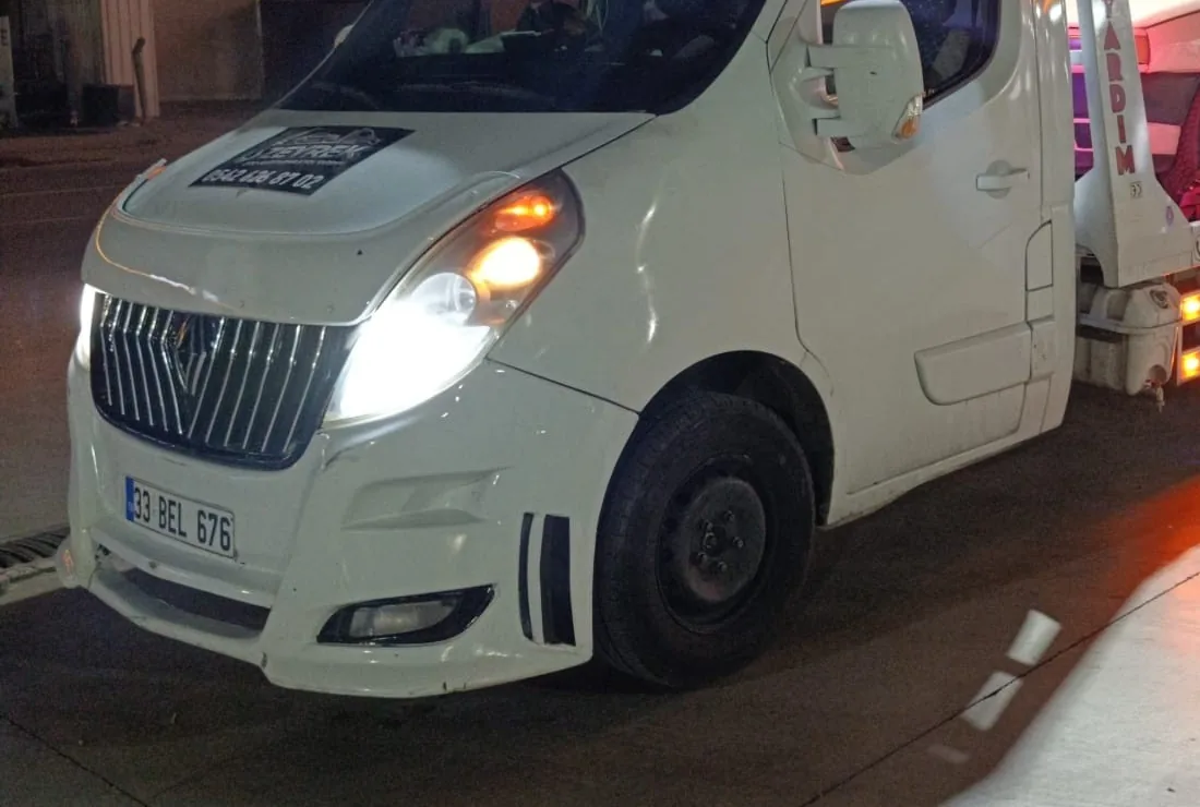 Gece Zeyrek Oto Çekici’nin platformlu çekicisi farları yanık hâlde yolda bekliyor