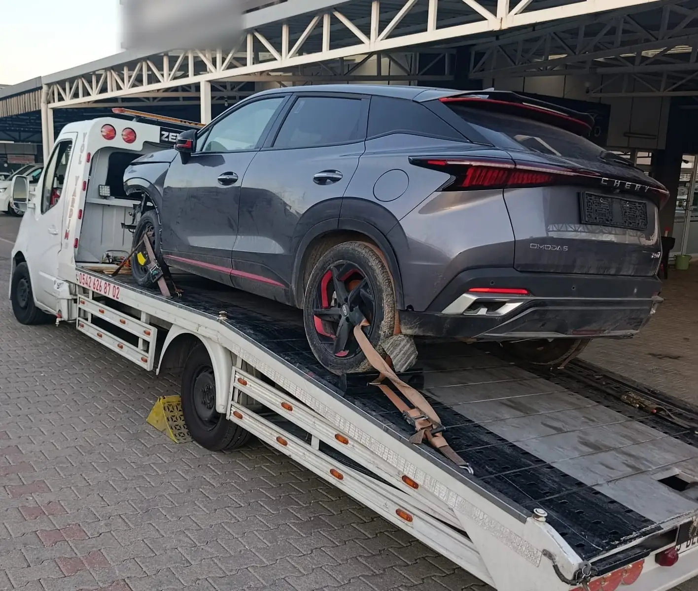 Eski Sanayi’de atölyeye araç taşıyan Zeyrek Oto Çekici, gri bir SUV’u kayışlarla platformuna bağlamış