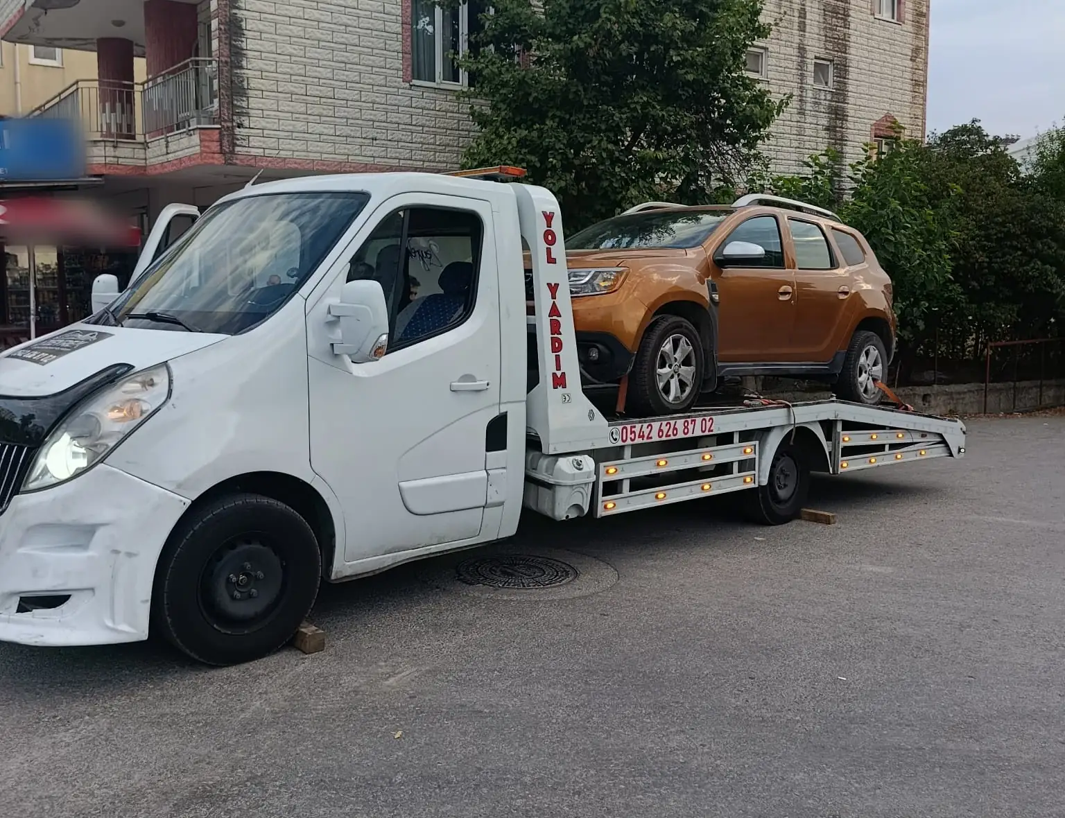 Kepez’e hizmet veren Zeyrek Oto Çekici’nin kayar platformlu çekicisi turuncu bir SUV’u platformuna almış