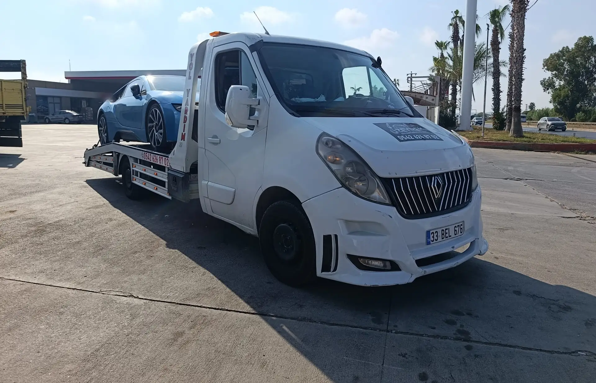 Yeni Sanayi’deki servislere araç taşıyan Zeyrek Oto Çekici’nin platformunda mavi bir spor otomobil