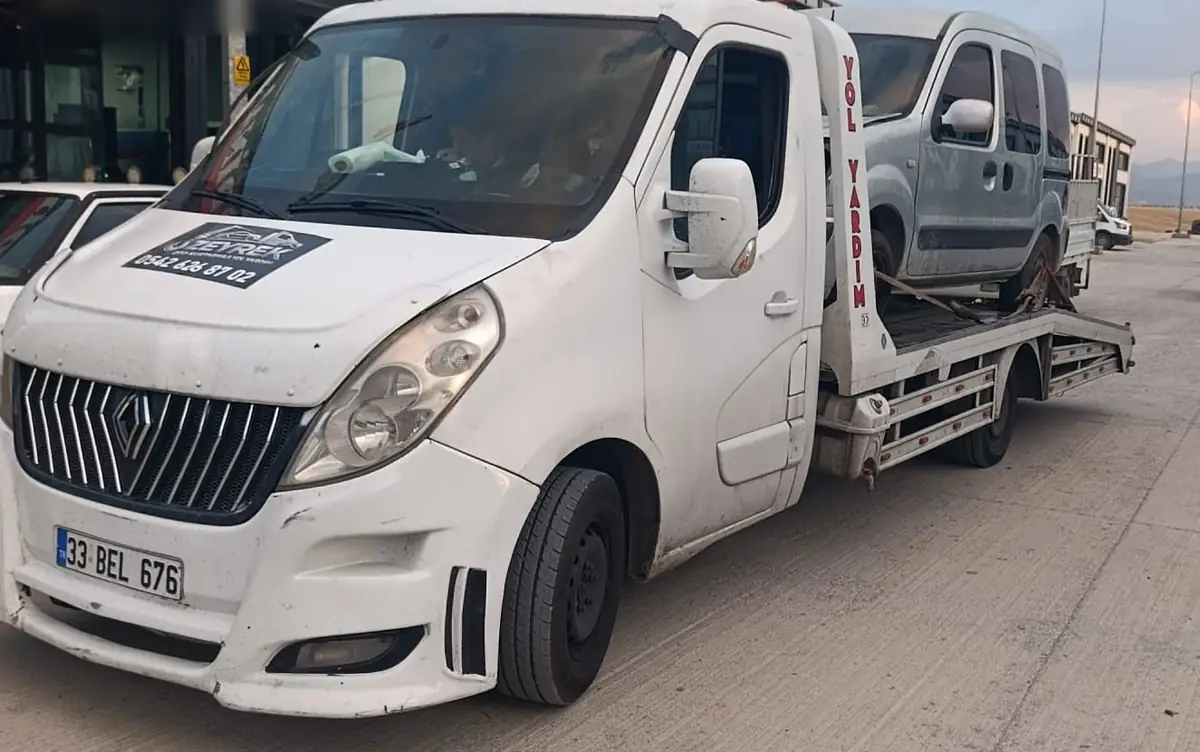 Yol yardım: Zeyrek Oto Çekici’nin platformlu çekicisi arızalı gri bir hafif ticari aracı platformuna almış